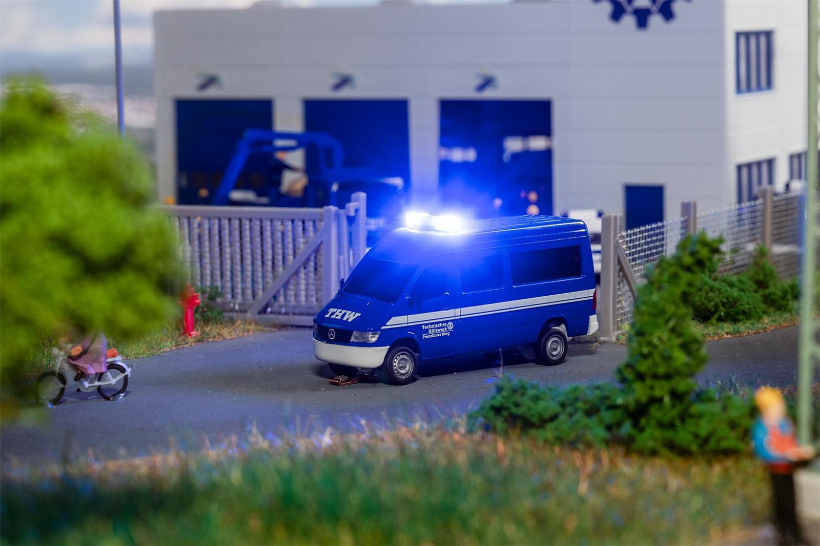 Mb Sprinter """"Thw"""" Met Blauw Licht (Herpa)