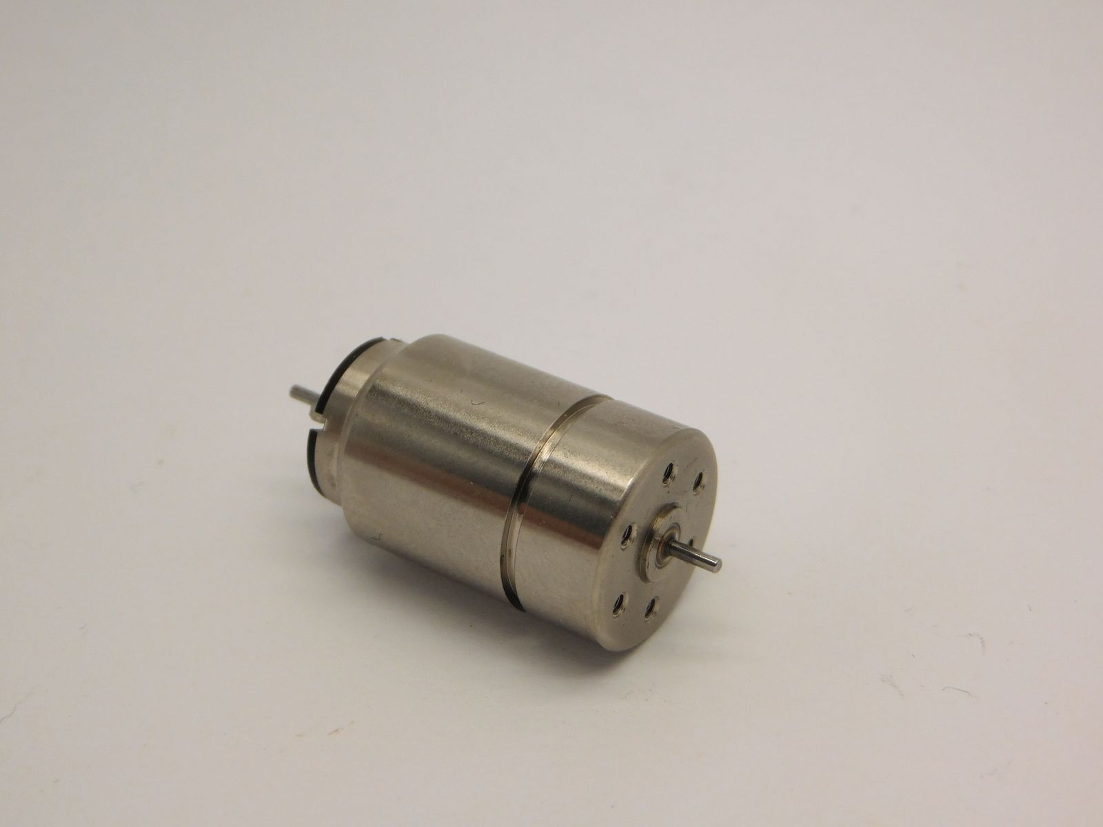 Micromotor.EU 1524D – Motor met dubbele as – Ø 15 × 24 mm – 12 V