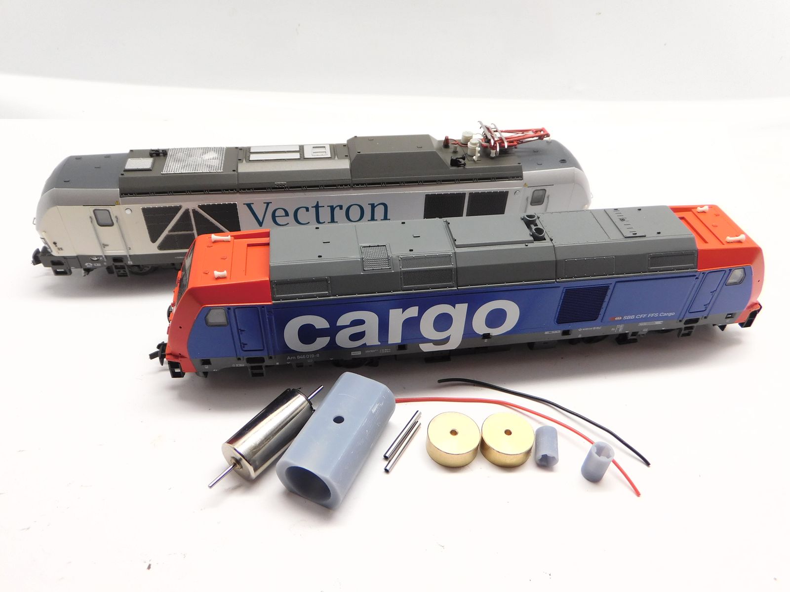 Micromotor.EU TTI005C – Ombouwmotor voor Tillig Am 846, BR 145/146/185/186/193/246/247/285/386, E 186/486, EU 43, Reeks 28, Rh 386/480 en Traxx – Met vliegwiel en wormwiel – TT
