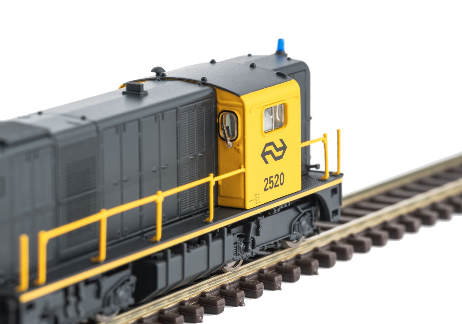 N-Diesellok 2400 grau-gelb, Rundumleuchte IV + DSS Next18