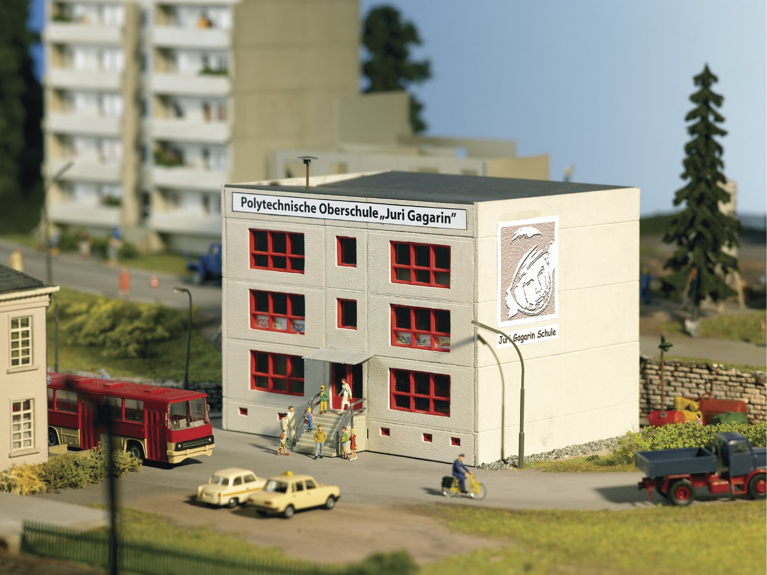 Plattenbau Schule POS