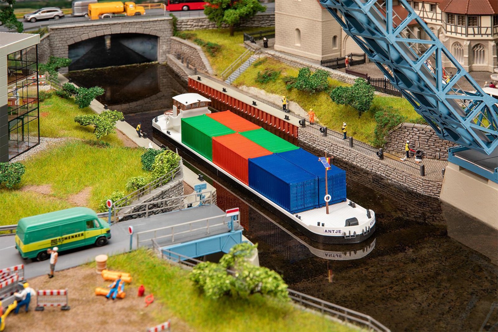 Riviervrachtschip Met Containers