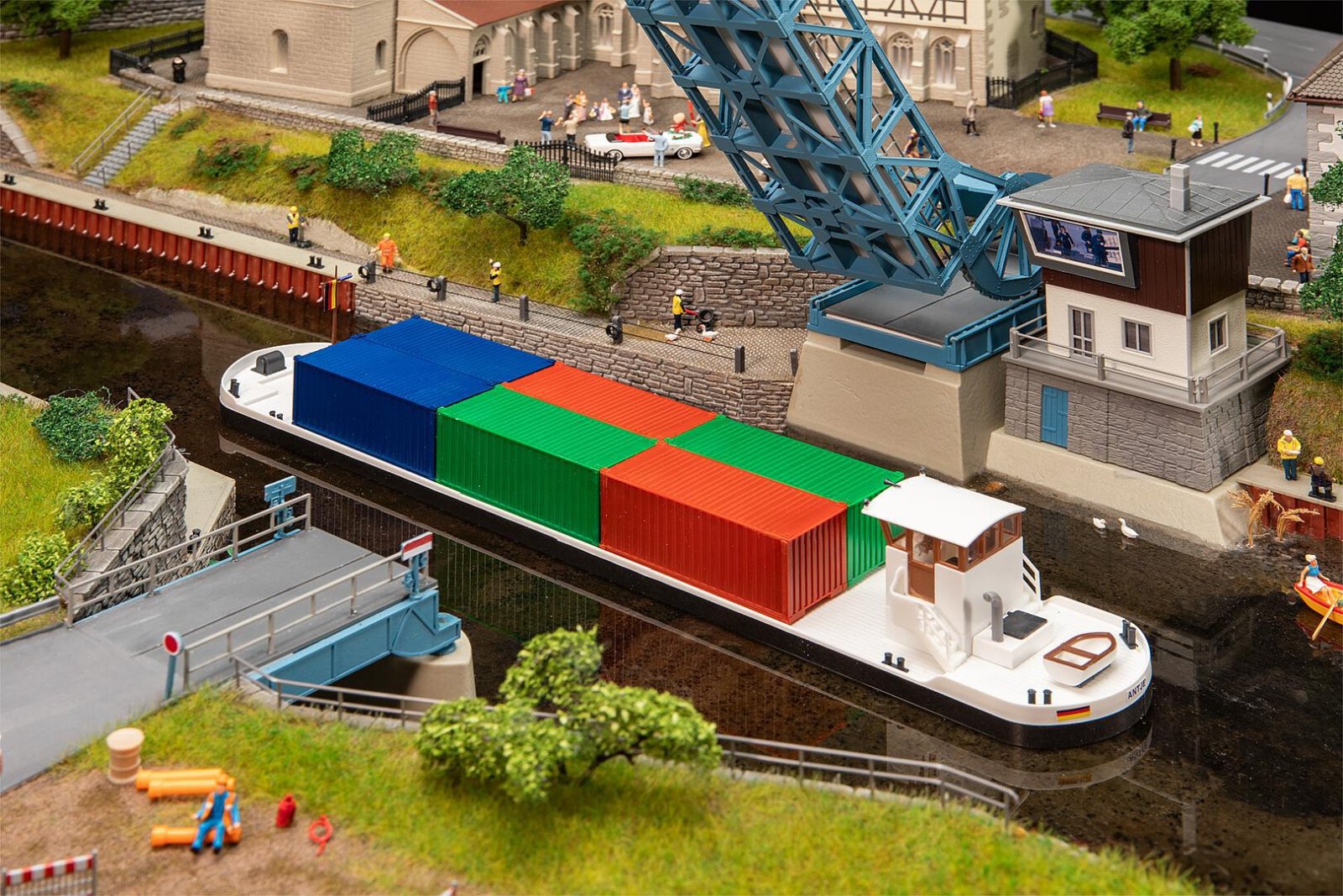 Riviervrachtschip Met Containers