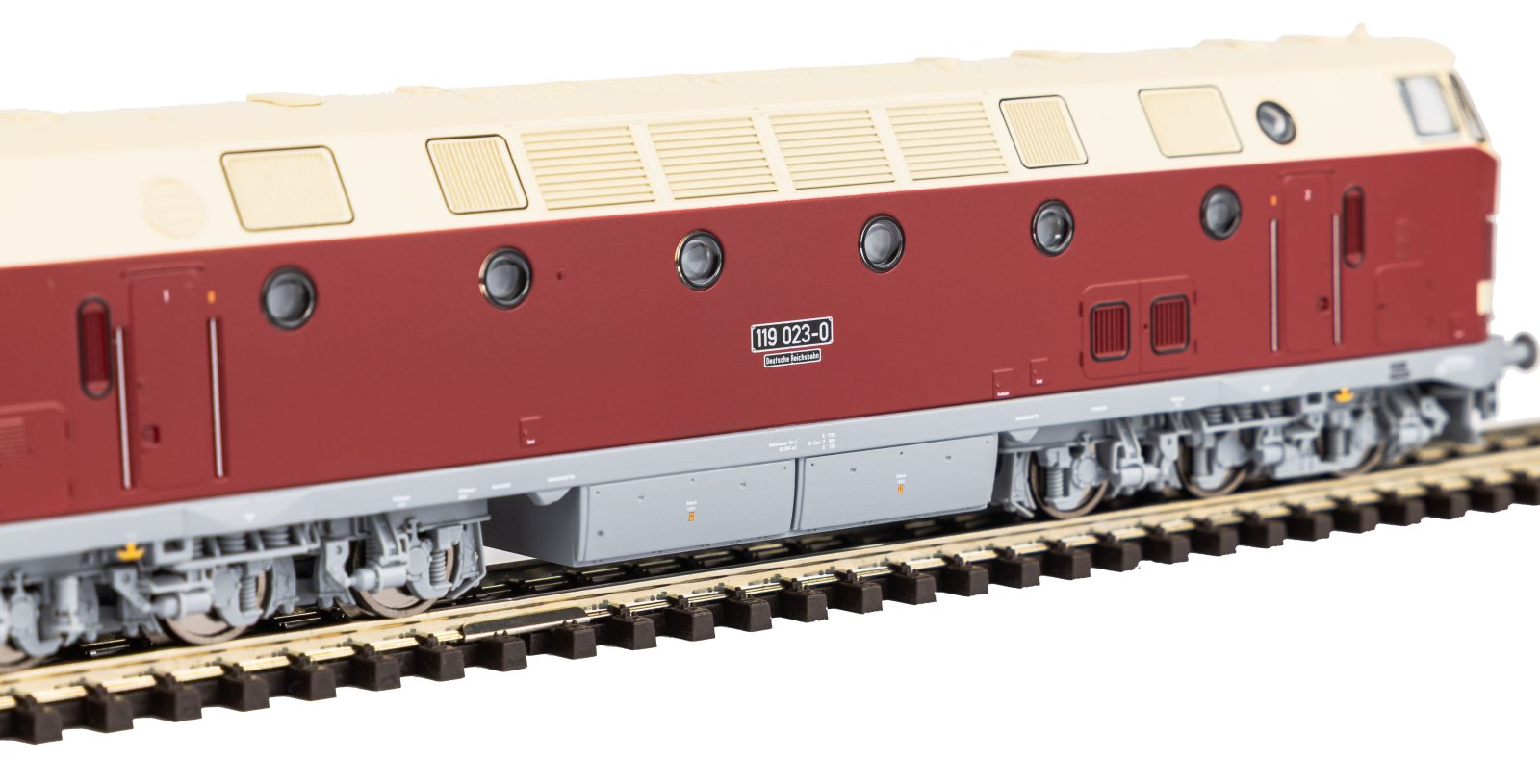TT-Diesellok BR 119 Licht oben DR IV + DSS PluX22