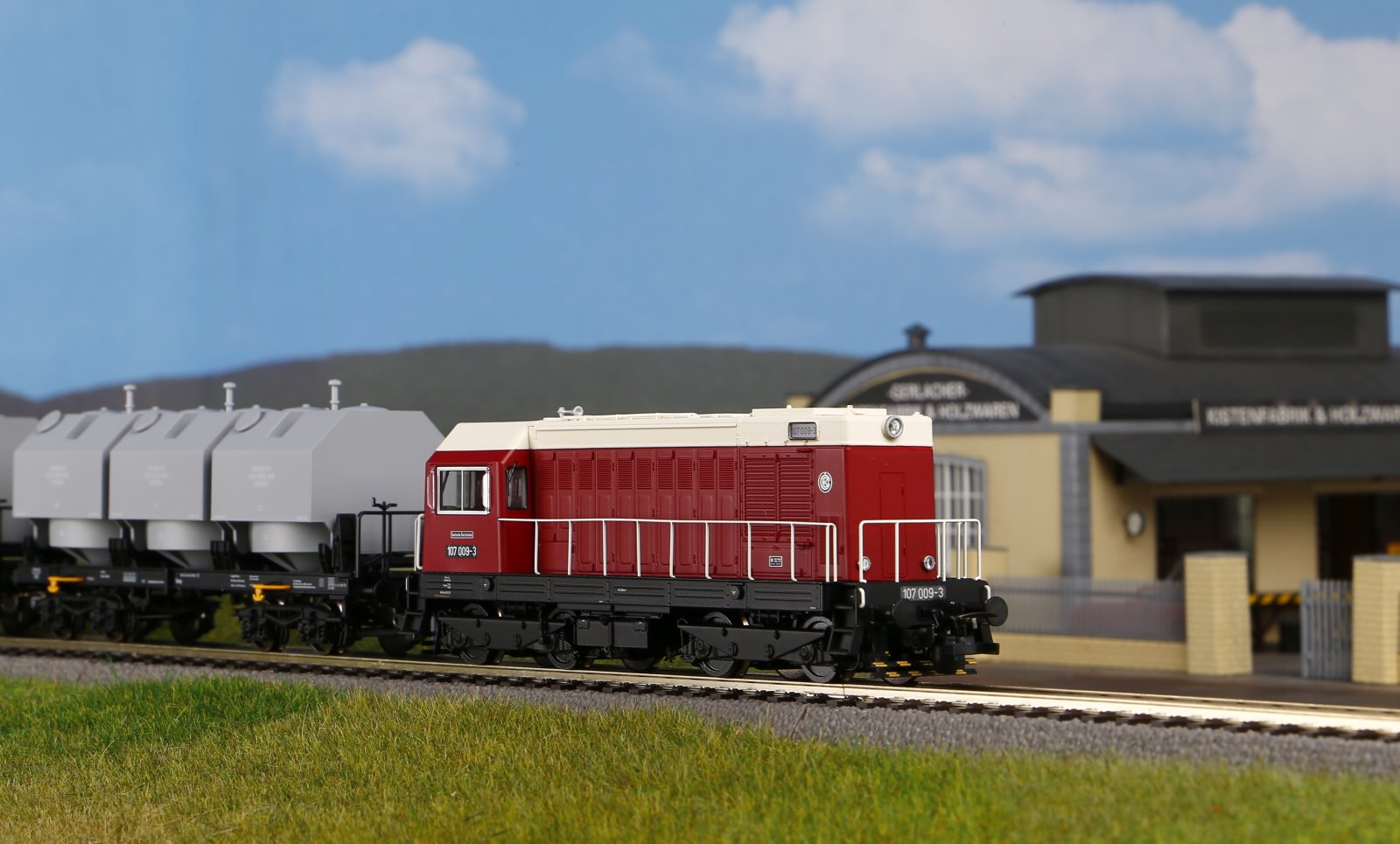 XP-Diesellok BR 107 DR rot IV + DSS PluX22