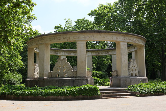 Jókai Mór síremléke, Budapest 8