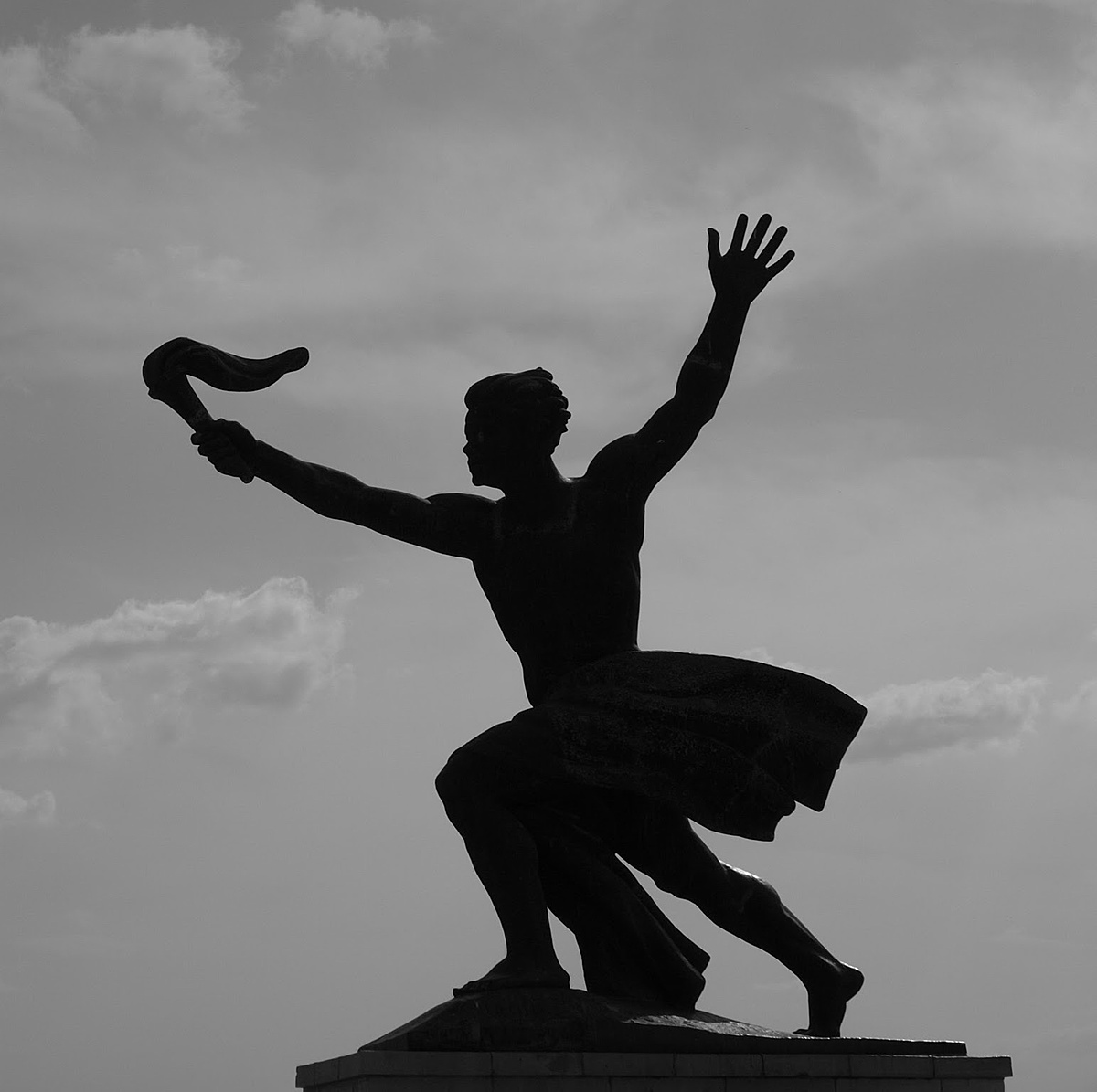 "A népet  túléli a szobor."