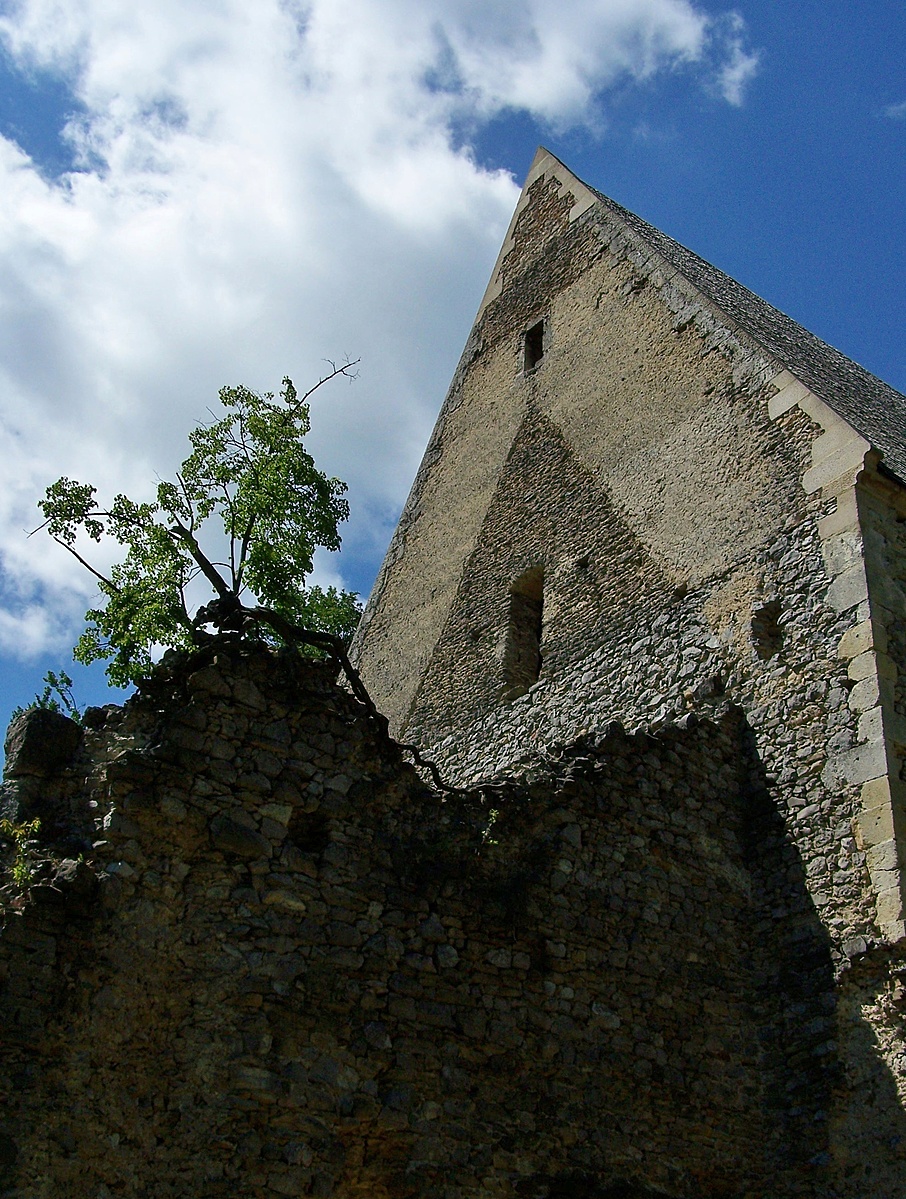 Áll még...
