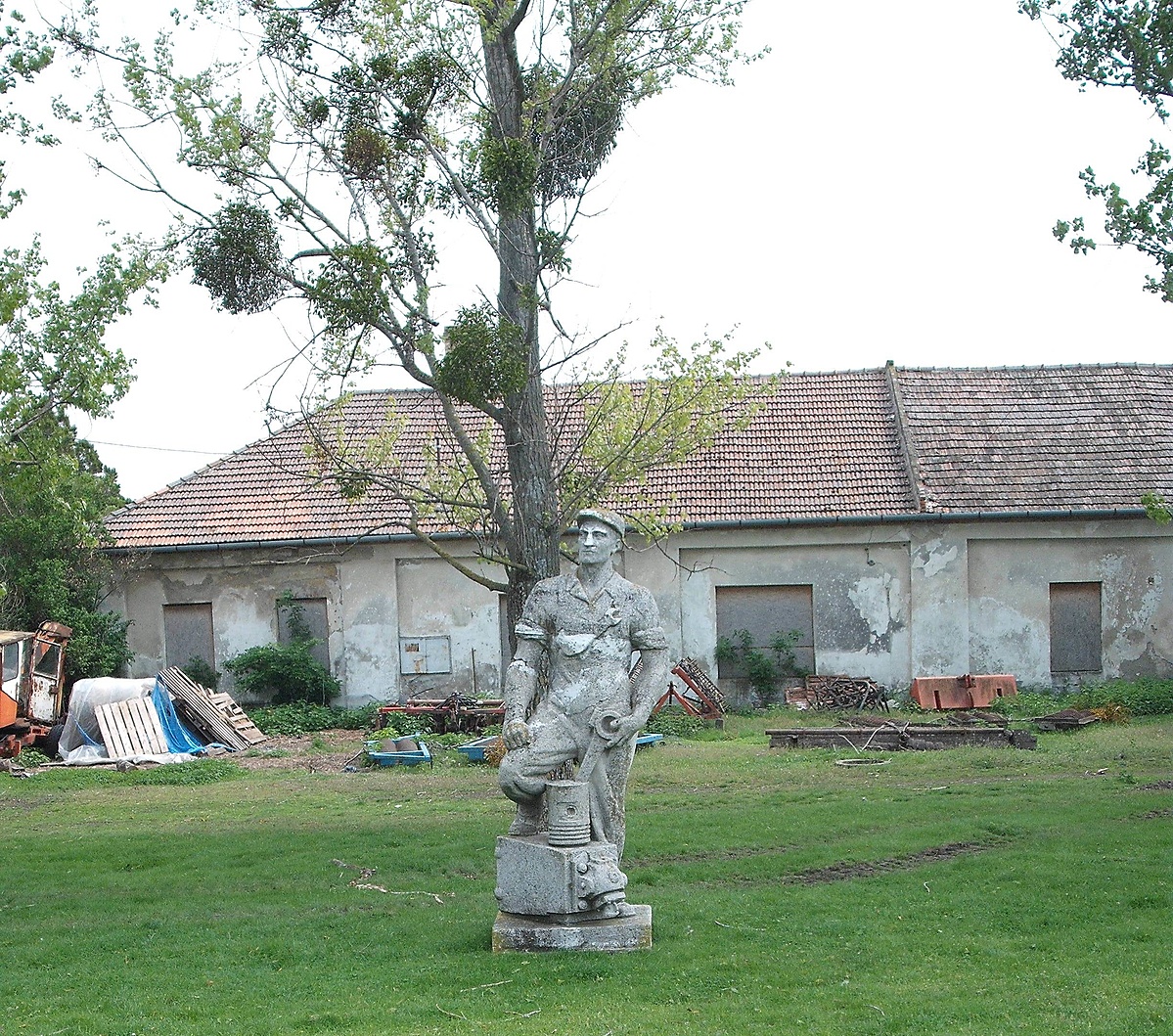 A szocializmus ment, a szobor maradt