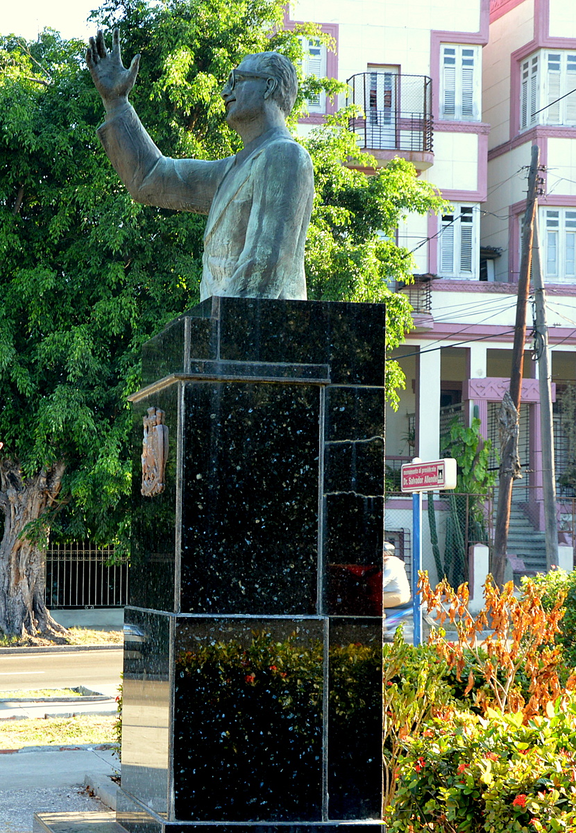 Salvador Allende Dr. szobra Havannában