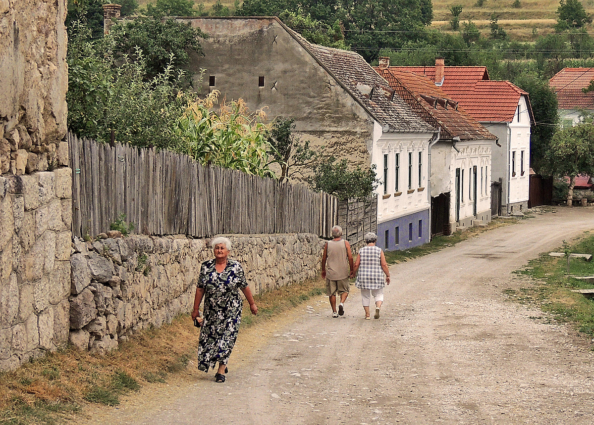 Esteledik a faluban