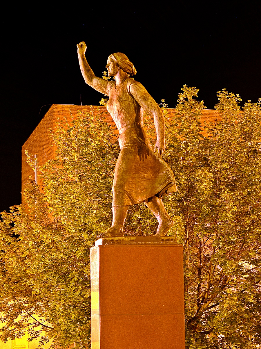 Felszabadulási emlékmű (Bronz mariska)