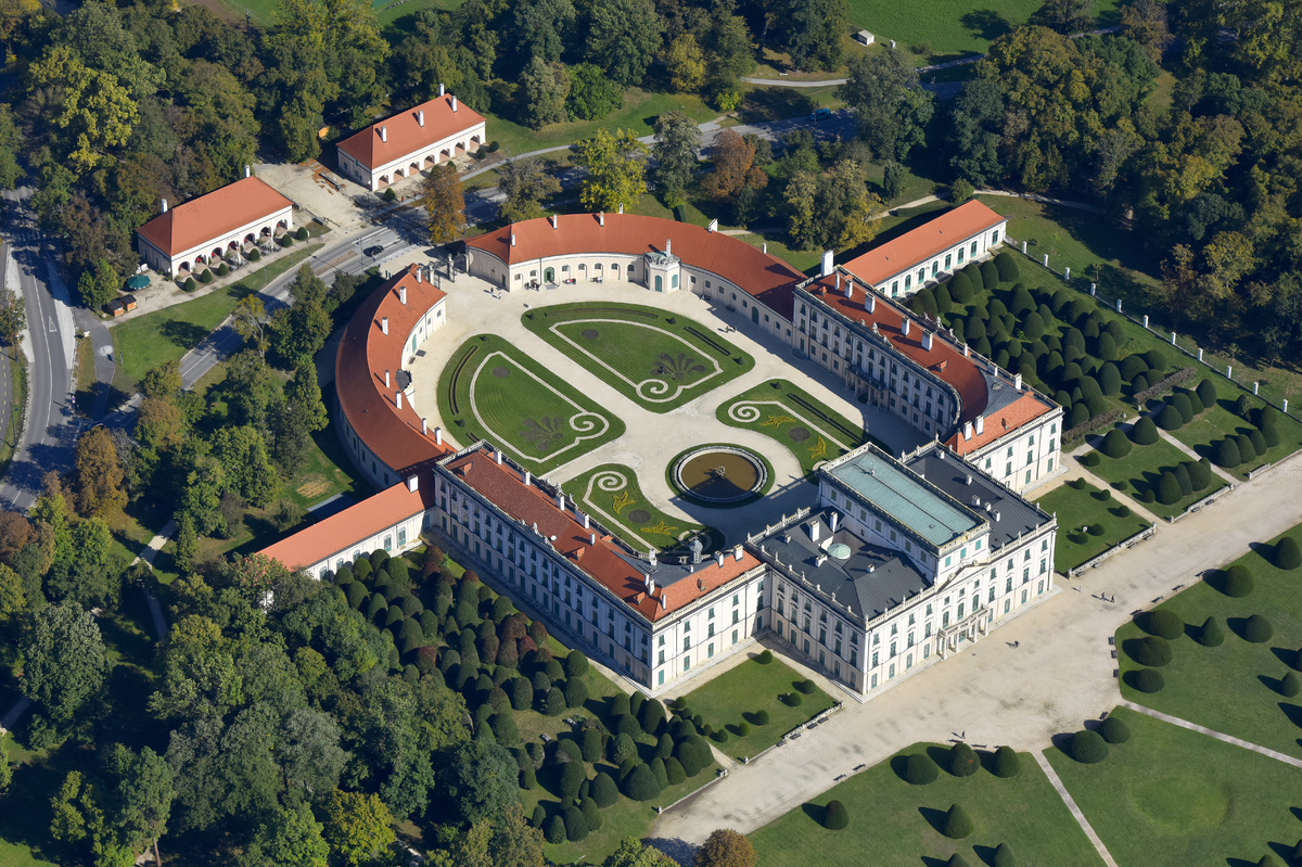 A fertődi Esterházy-kastély épületegyüttese és a benne látható kortörténeti kiállítás Fertőd város fő nevezetessége, Magyarország egyik kiemelkedő turisztikai látnivalója.
Mai formáját a 18. század második felében nyerte el, Esterházy (Fényes) Miklós elképzelései és tervei alapján. Több építész dolgozott rajta, mint Martinelli, Jacoby és Hefele Menyhért, de a műegyüttes alkotója lényegében Esterházy (Fényes) Miklós volt. Az ő idejében közel húsz év alatt alakult ki a jelenlegi épületegyüttes, amely a bécsi Schönbrunn és a párizsi Versailles méltó párja. A barokk épületegyüttes a maga korában egyedülálló építészeti jelenségként értékelhető. Az itt lakó Esterházy hercegek művészetpártoló tevékenysége révén a 18. század végi Magyarország egyik fő kulturális központja volt a kastély. „Magyar Versailles”-nak is nevezik. A kastély fénykora 1768-tól 1790-ig tartott. Az első nagyszabású ünnepséget 1770-ben rendezték, amikor a herceg bemutatta az udvartartását a bécsi arisztokráciának.
A kastélyban egy lakosztályt tart fenn az állam az Esterházy családnak, azaz jelenleg Esterházy Antal számára.
Forrás: Wikipédia