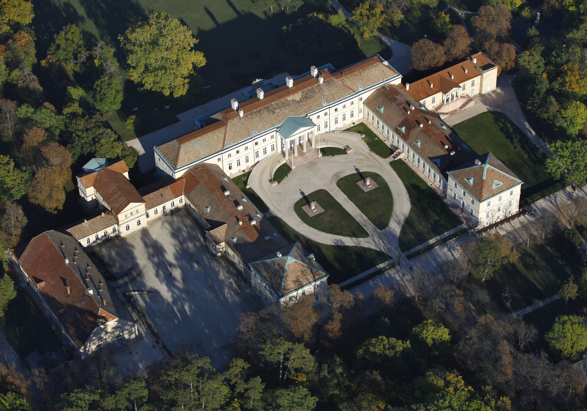 A Fellner Jakab tervei alapján, eredetileg későbarokk-rokokó stílusban az 1780-as években emelt kastélyhoz komoly, építményekben gazdag angolpark is tartozott. A 19. század elején földrengés rongálta meg az épületet, ezt követően klasszicista stílusban építették újjá. Napjainkban kórház működik a falai között, parkja azonban szabadon látogatható.
