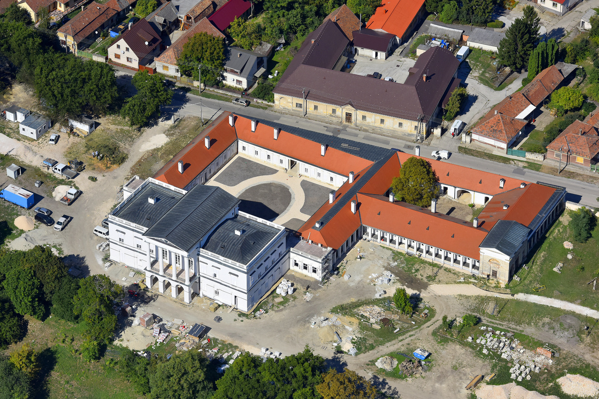 A Sándor-család bajnai uradalmi központjában álló főúri otthonból Sándor Móric, az Ördöglovas varázsolt fényes pompájú kastélyt, amikor feleségül vette Metternich herceg lányát. Az épület átalakítását, új terveit Hild József készítette el, belső díszítésén pedig a milánói Scala díszlettervezője dolgozott. A kastély jelenleg felújítás alatt áll, belső terei fokozatosan nyerik vissza egykori szépségüket. (A légifelvételek 2019 szeptemberében készültek)