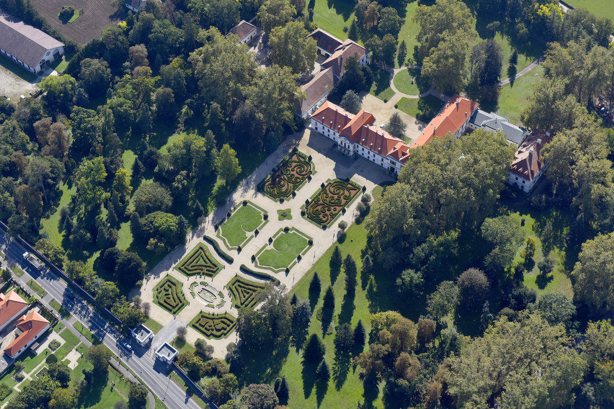 Széchenyi István személyének köszönhetően a nagycenki kastély hazánk egyik legfontosabb műemléke. Az épület legkorábbi részei az 1700-as évek közepén épültek, Széchenyi István birtokossága alatt pedig nemcsak felújításokra és átalakításokra került sor, de a korszak legmodernebb technikai vívmányainak a beszerelésére is. A kastélyban múzeumi kiállítás tekinthető meg.