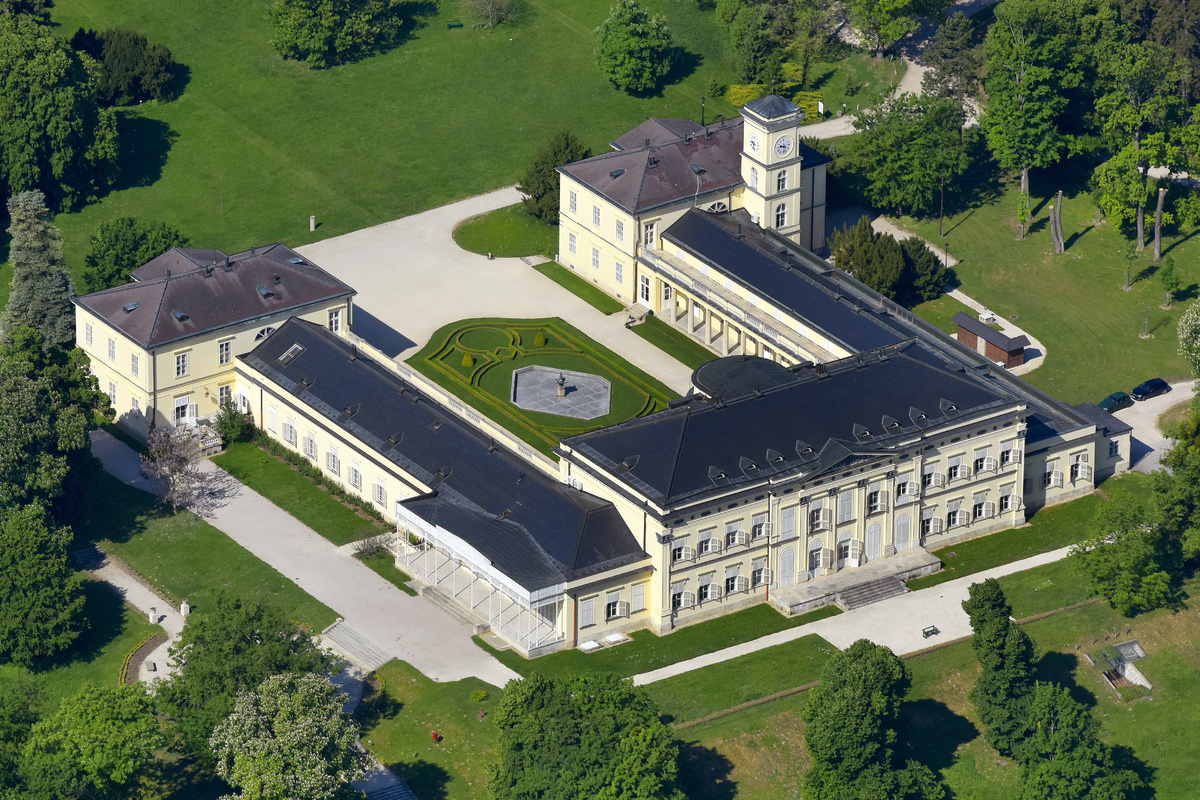 A Károlyi-családnak az 1800-es évek közepén klasszicista stílusban emelt otthonához hatalmas és értékes ősfás park és arborétum is tartozik. Az elmúlt években példás módon felújított kastélyban és parkjában évente több alkalommal is rendeznek népszerű programokat. A kastély egy része pedig szállodaként üzemel.