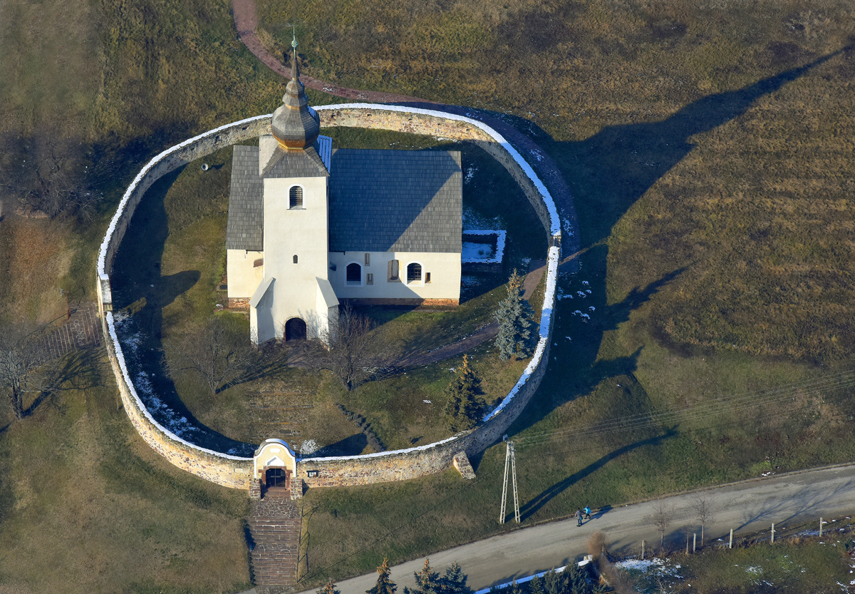 A Balaton vonzáskörzetének egyik szép középkori eredetű épített emléke a vörösberényi református templom. A kőfallal kerített templomépület a későbbi átalakításoknak köszönhetően barokk stílusjegyeket is mutat.