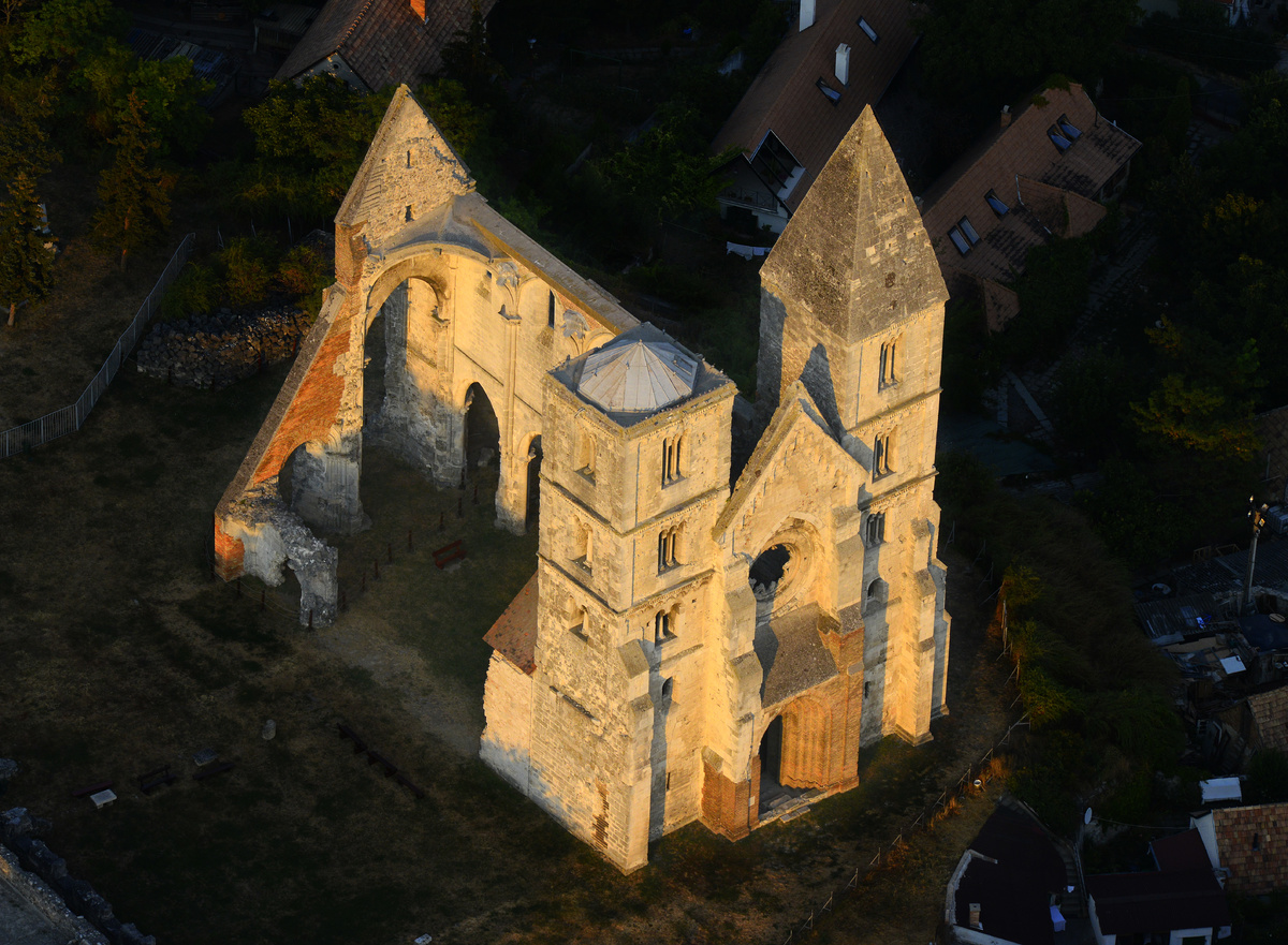 A zsámbéki templomrom hazánk egyik legromantikusabb helyszíne, nem véletlen, hogy számos esküvő és szabadtéri rendezvényhelyszíne. A hatalmas, késő román, kora gótikus stílusban emelt bazilikát egy földrengés pusztította el részben, és helyreállítására már sohasem került sor.
