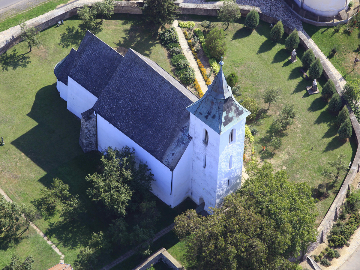 Az első teljes magyar nyelvű nyomtatott Biblia - Vizsolyi (Károlyi) Biblia - kapcsán országos ismertséggel bíró település középkori eredetű templomában megtekinthető a kiadvány egyik eredeti példánya.