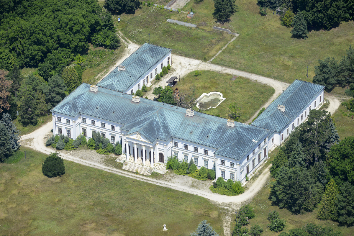 Klasszicista stílusban épült, az 1820-as évek legelején. A második világháborút követően több célra is használták, például kastélyszállodaként is funkcionált.
Az 1980-as években, korhű stílusban helyreállított kastély római termét a székesfehérvári Pilch Ferenc seccói díszítik (1820-as évek). Az épület kastélyszállóként muködik. A Hadik-kastély értékei - hazai kastélyaink kincseihez, berendezési tárgyaihoz hasonlóan - a második világháború zűrzavarában szétszóródtak, a német és szovjet frontharcosok birtokába kerültek. Sok minden elenyészett, az értékeknek csupán egy kisebb része került múzeumokba. Ezért is számottevő az a lelet, amit 1976-ban találtak a seregélyesi kastély parkjában. Mintegy félezer tárgyat rejtett a vaskazetta és a faláda, amely ekkor egy fa kivágása során került elő. A lelet ezüst és aranyozott ezüst evőeszközökből, ezüstedényekből állt, és számos apró tárgyat, medalionokat, dobozkákat, tarsolyokat és ékszereket is tartalmazott. A tárgyak között XIX. századi és antik darabok is vannak, de nagyobb részük a XX. század elejéről származik. A lelet a székesfehérvári Szent István Király Múzeum tulajdonában van, ahol időnként kiállításra kerül.