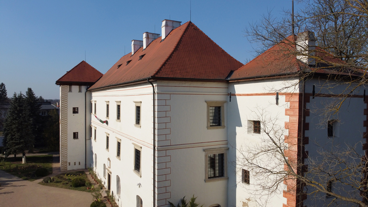 A Vay-család várkastélya a 16. századból származik, többször átépítették. Mivel II. Rákóczi Ferenc kétszer is járt az épületben, elsősorban Rákóczi-kastélyként ismerik. Múzeum, a Magyar Nemzeti Múzeum filiája.