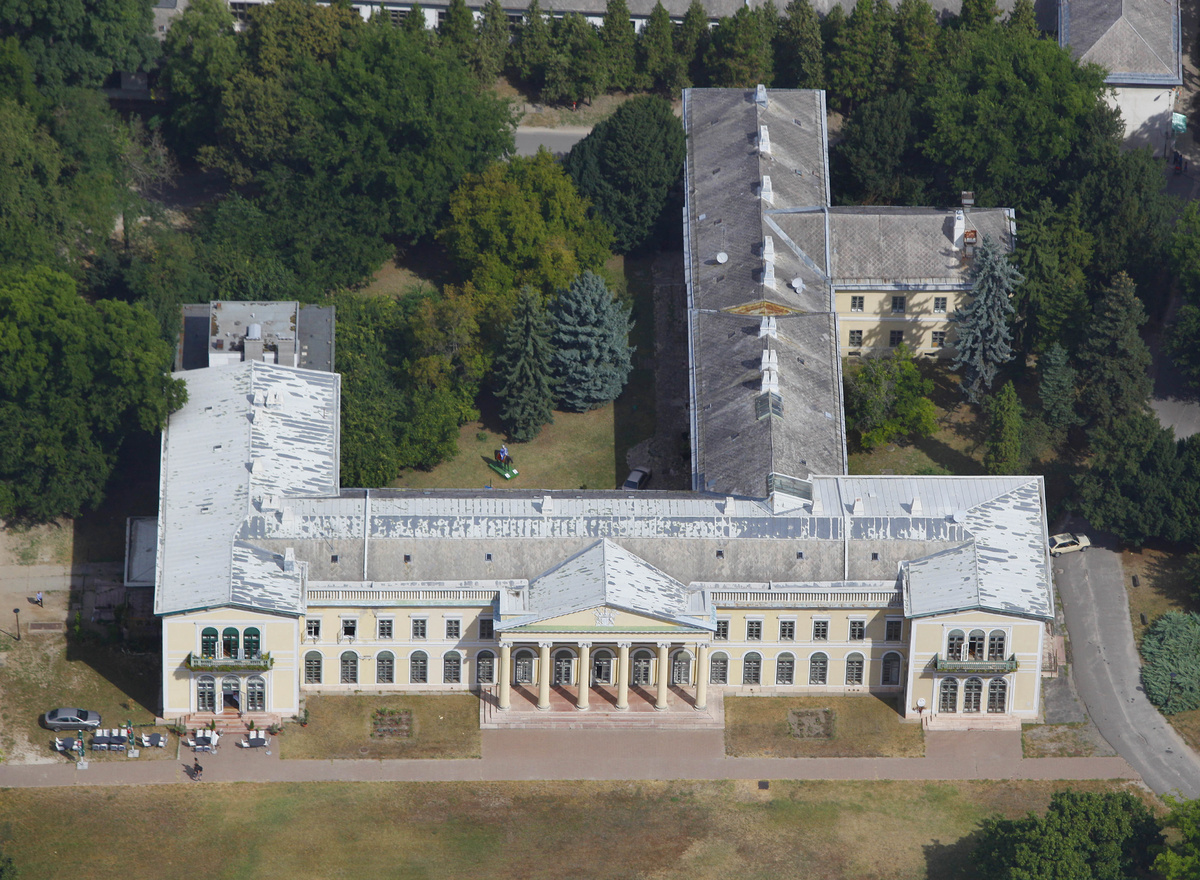 A Károlyi-család fóti birtokosságának egyik jelentős épített emléke a kastély, a másik pedig a pompás katolikus templom. Amikor a család az 1800-as évek végén megvásárolta a fóti uradalmat, már állt itt egy földszintes, kastély jellegű épület. Ennek bővítésével, átalakításával jött létre a ma is látható kastély.