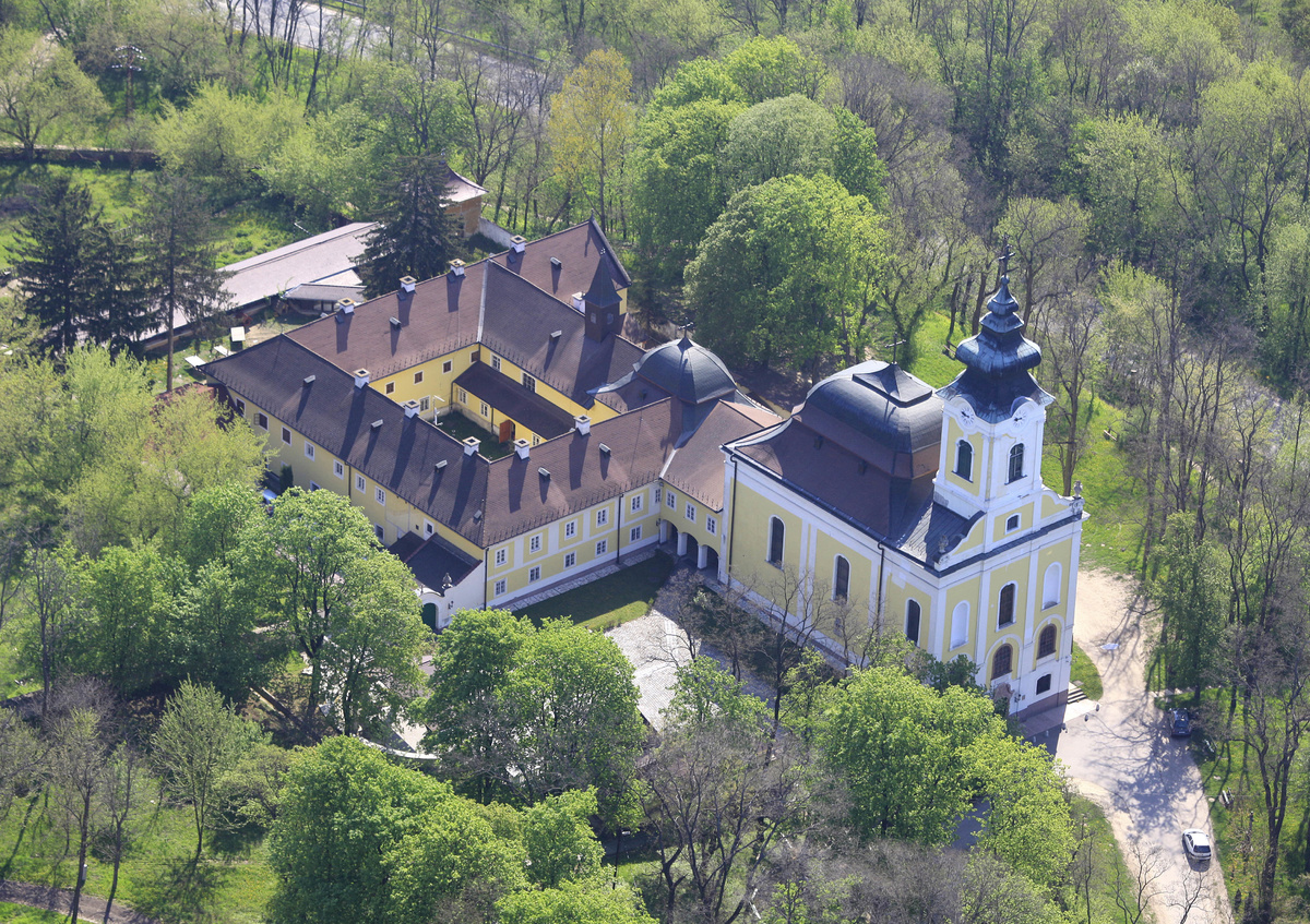 A Gödöllőhöz közel lévő Máriabesnyő kegytemploma Grassalkovch Antal fogadalmából épült fel a török időkben lakatlanná vált területen, egy templomrom helyén. A kétszintes barokk kegytemplom egyedülálló konstrukció hazánkban, az alsó- és felsőtemplomhoz kápolna és kolostor is tartozott.