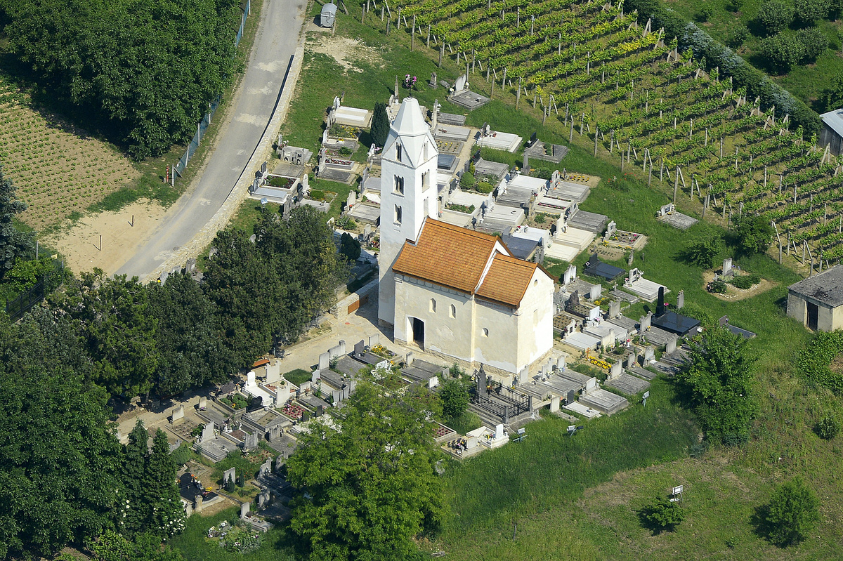 Nem ismerjük a pontos építési dátumát annak a középkori templomnak, amely a napjainkban már Hévízhez tartozó Egregy területén áll. Amikor az épület körül temetkezni kezdtek, akkortól temetőkápolnaként kezdték el használni.