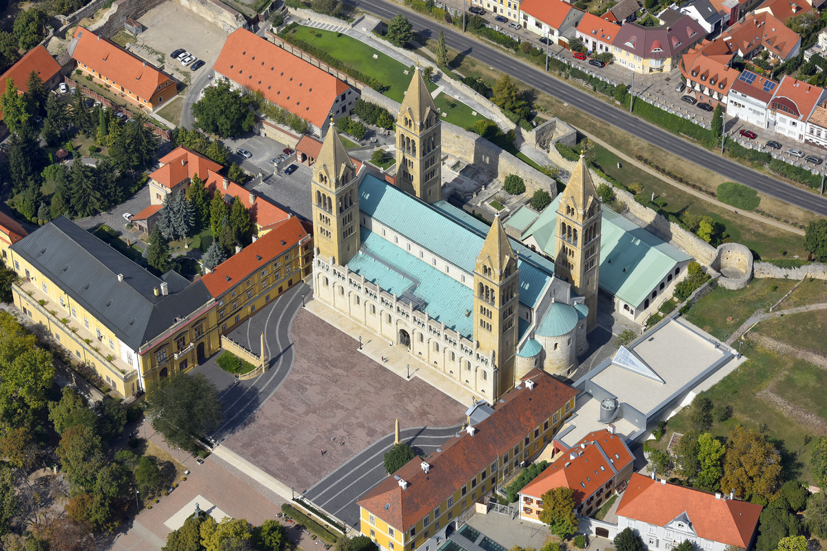 Hazánk egyik legjelentősebb egyházi épületegyüttese található Pécs belvárosában. A Szent Péter és Szent Pál székesegyház a ma látható formáját a 19. században nyerte el, de a helyén már évszázadok óta templom állt. Ezeken, - a 2020 szeptemberében készült légifelvételeken - a falújítás utáni, megújult épület látható már.