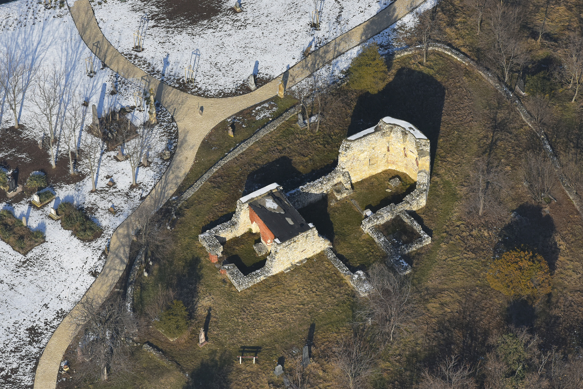 Egy balatoni fürdőzés nagyon jól egészíthető ki várromok és templomromokhoz szervezett kirándulással, mint például a Papsokai-Siskei templomromhoz, mely a balatonfüredi régi temető területén található.