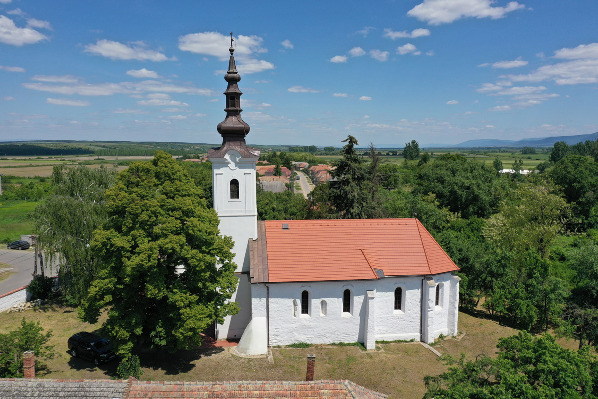 Az első felsőmérai templomot feltehetően a 13. században építették. A korai templomot valamikor a 13-14. század folyamán alaposan kibővítették. Hajóját nyugati és déli irányban megnagyobbították, valamint új, a korábbinál szélesebb, de részleteiben számunkra ismeretlen szentély is épült ekkor. A harmadik, nemrég ismertté vált építési periódus a 15. századhoz, annak is talán a végéhez kapcsolódik. Ekkor lebontották a „második” szentélyt és új, minden eddiginél nagyobb, a nyolcszög három oldalával záródó, sarkain támpillérekkel erősített, későgótikus szentélyt emeltek.
A fenti állapotban érte a templomot legsúlyosabb katasztrófája, az 1794. évi tűzvész. Valószínűleg ekkor omlott be középkori boltozata is. Az 1795-1811 között zajlott helyreállítás során a visszabontott falkoronára vakolt sík mennyezet készült. Az eredeti gótikus ablakokat beszűkítették és félkörös záródással építették újjá. A helyreállítást a ma is álló, 28 méter magas harangtorony felépítése zárta le 1823-25 között.
(Paszternák István cikke nyomán)
