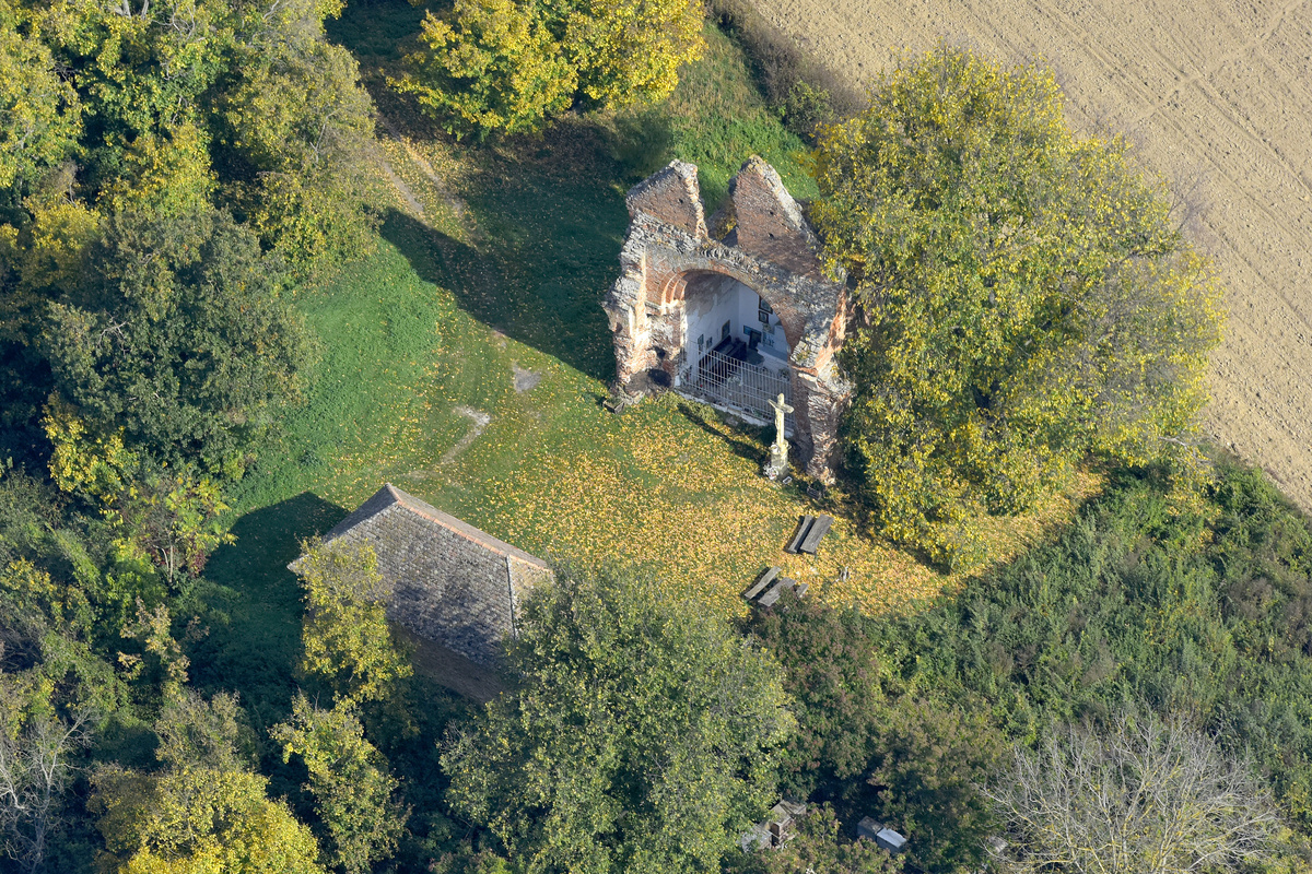 Cikó határában jelentős Árpád-kori rom látható, a török időkben elpusztult Széplak, Máriaszéplak város 12. századi templomának romja.