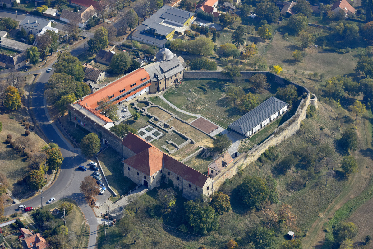 Pécsvárad műemléke jeles történelmi emlékhely. Egy egykori szerzetesi monostor erődített változata, kellemes kiránduló úti cél.