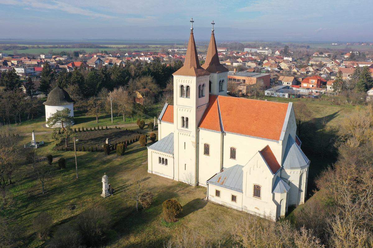 Az avar kori, majd az államalapítás korában is használt, egyedülálló bényi hármas sáncrendszer centrumában, a Garam partján áll a 12. századból származó rotunda és a 13. századi eredetű Szűz Máriának szentelt templom.