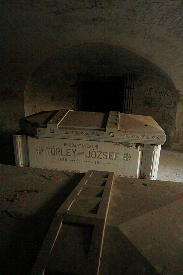 http://www.muemlekem.hu/images/magazin/20091025torleymauzoleum/013.jpg