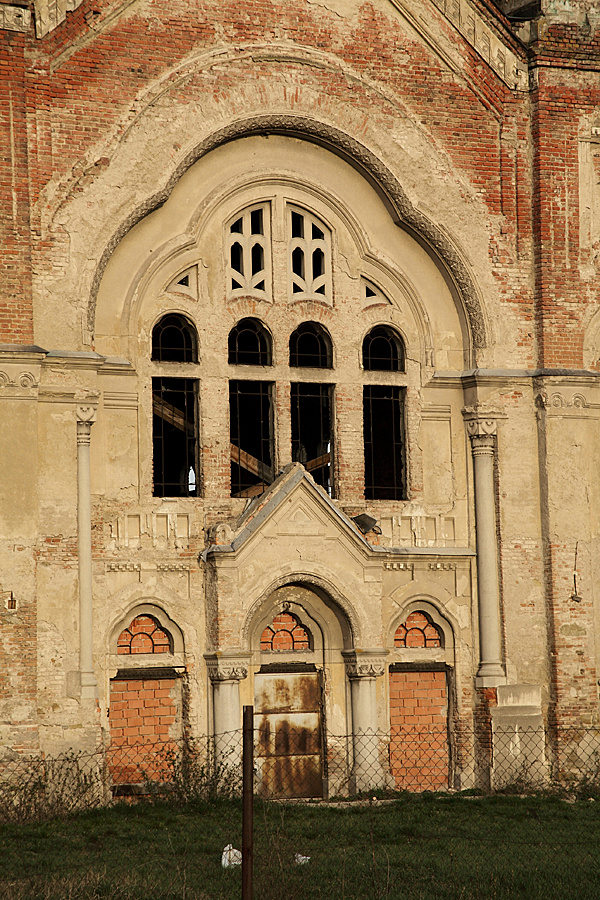 http://muemlekem.hu/images/magazin/20141202losonczsinagoga/04.jpg