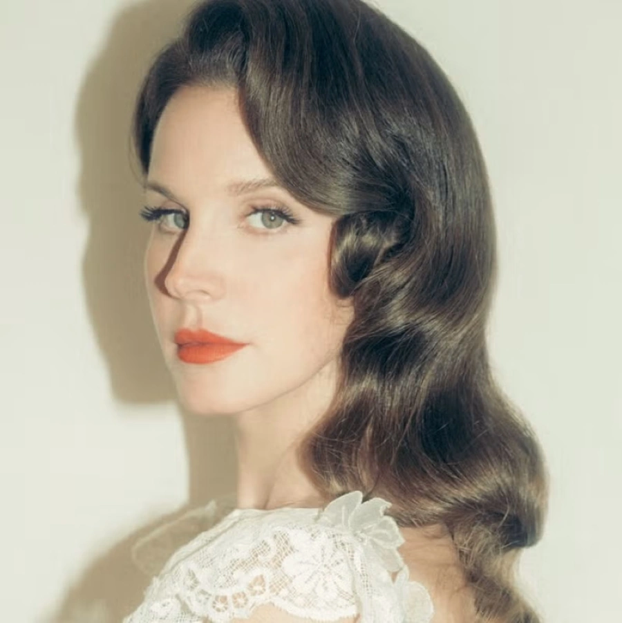 Lana Del Rey: Η καλλιτέχνιδα που έδωσε νέα διάσταση στην alternative pop Lana Del Rey