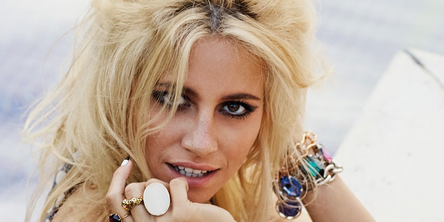 Pixie Lott feat. Akelle Charles “What Wow” | Single Pixie Lott feat. Akelle Charles “What Wow” | Single