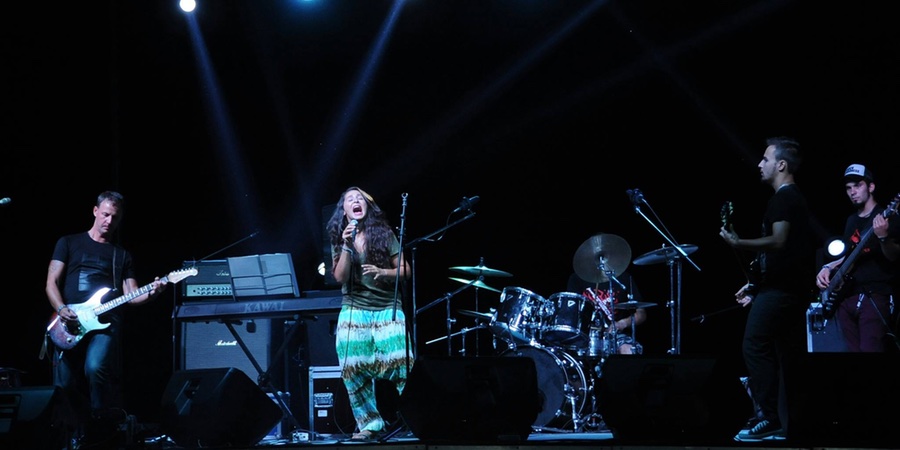 Οι Cosmicray opening act στην συναυλία του Γιάννη Χαρούλη στο Παρά Πόδας Φεστιβάλ Οι Cosmicray opening act στην συναυλία του Γιάννη Χαρούλη στο Παρά Πόδας Φεστιβάλ