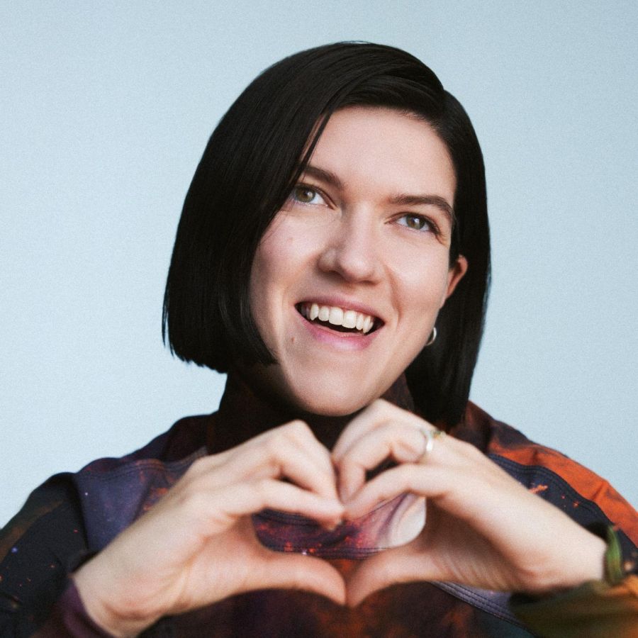 Romy “Love Who You Love”: Ακούστε το νέο χορευτικό single της