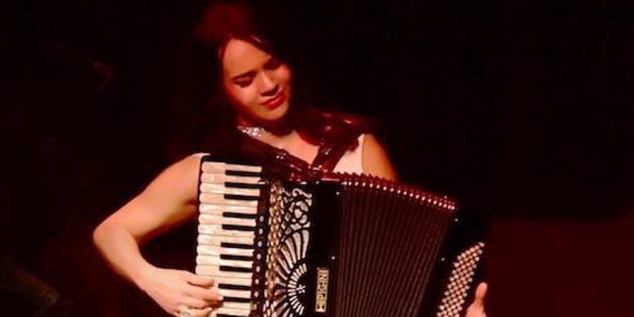 Ζωή Τηγανούρια: Live στο Λονδίνο Ζωή Τηγανούρια: Live στο Λονδίνο