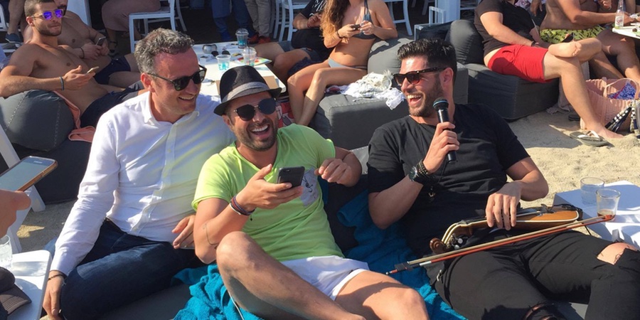 Λαϊκό και vip «προσκύνημα» στη Μύκονο για τους Droulias Brothers: Σε τρελά κέφια Ηλίας Βρεττός, Χρήστος Φερεντίνος και άλλοι Λαϊκό και vip «προσκύνημα» στη Μύκονο για τους Droulias Brothers: Σε τρελά κέφια Ηλίας Βρεττός, Χρήστος Φερεντίνος και άλλοι