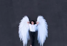 Laura Pausini – «Siamo soli nell’immenso vuoto che c’è»: Κυκλοφόρησε το νέο videoclip Laura Pausini–SIAMO SOLI NELL’IMMENSO VUOTO CHE C’È
