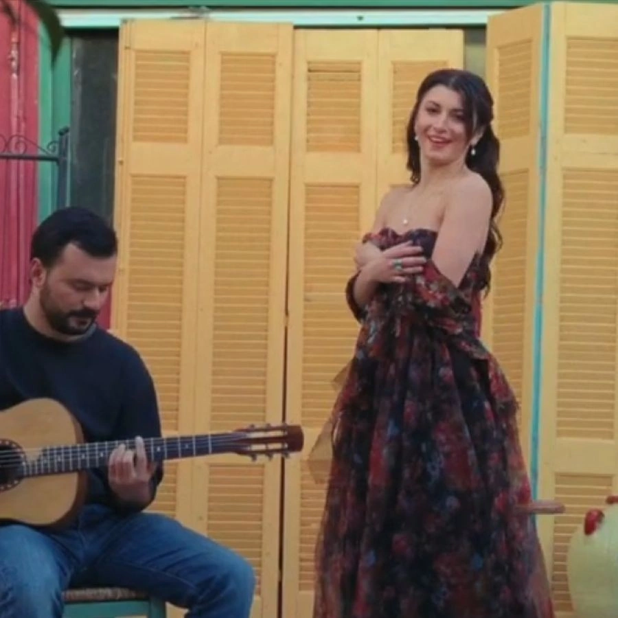 Annis Rallis: «Rise» και «Stay (Meíne Edó)» – Δύο singles με ελληνικό άρωμα Annis_Rallis-Rise
