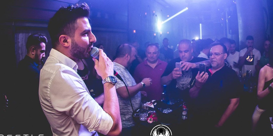 Χρήστος Καρατζάκος: Ποιος είναι ο ερμηνευτής που αυτή τη στιγμή κάνει μεγάλο «μπαμ» στη Θεσσαλονίκη Χρήστος Καρατζάκος: Ποιος είναι ο ερμηνευτής που αυτή τη στιγμή κάνει μεγάλο «μπαμ» στη Θεσσαλονίκη