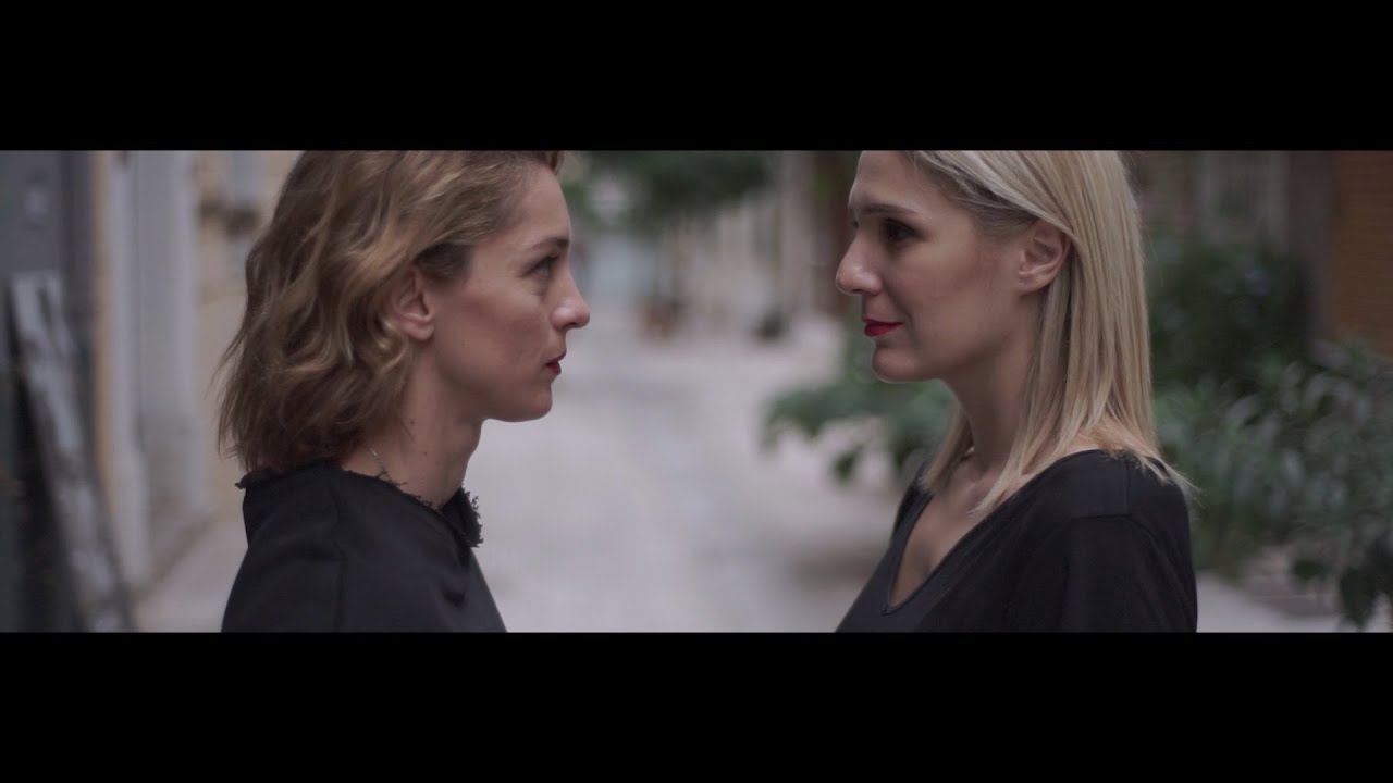 Ηλίας Τσαρούχας “Τα δυο σου χέρια αγκαλιά” | Video Premiere Ηλίας Τσαρούχας “Τα δυο σου χέρια αγκαλιά” | Video Premiere