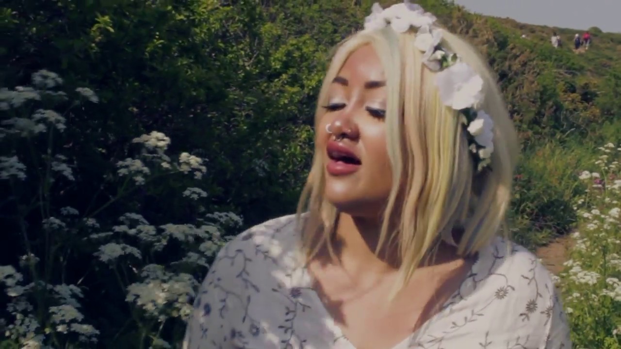 Lola Carmel “Dreaming” | Single Premiere Lola Carmel “Dreaming” | Single Premiere
