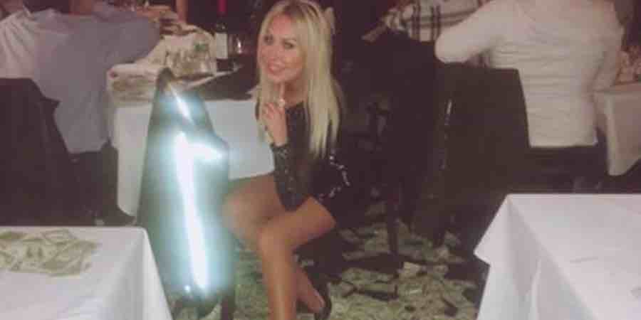 Χιλιάδες δολάρια στα πόδια γνωστής Ελληνίδας τραγουδίστριας στην Αμερική (εικόνες) Χιλιάδες δολάρια στα πόδια γνωστής Ελληνίδας τραγουδίστριας στην Αμερική (εικόνες)