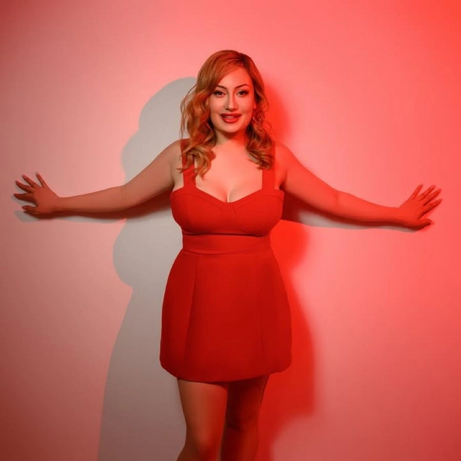 Elaina: Ανεβάζει τον ρυθμό με το dance remix του «Μη μου θυμώνεις» με την υπογραφή του Dj Timo (βιντεοκλίπ) Elaina-Mi moy thimoneis